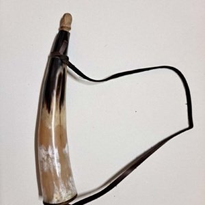 Medium Straight White/Tan/Brown Powder Horn - Image 2