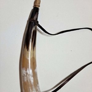 Medium Straight White/Tan/Brown Powder Horn - Image 3
