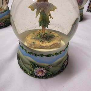 Faerie Glen Fernwhisper's Realm Globe Figurine (Dust particles) - Image 8