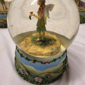 Faerie Glen Fernwhisper's Realm Globe Figurine (Dust particles) - Image 9