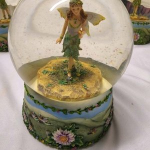 Faerie Glen Fernwhisper's Realm Globe Figurine (Dust particles) - Image 10