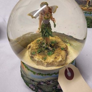 Faerie Glen Fernwhisper's Realm Globe Figurine (Dust particles) - Image 14