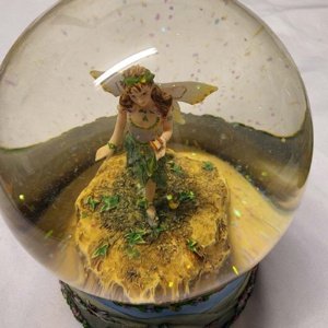 Faerie Glen Fernwhisper's Realm Globe Figurine (Dust particles) - Image 16