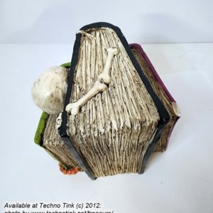 Ceramic or plaster Halloween Bookend of Witchy books - Image 5