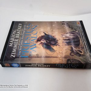 The Priestess of Avalon by Marion Zimmer Bradley (Paperback 2008 - USED VERY GOOD) - Image 4