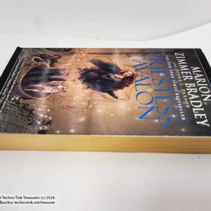 The Priestess of Avalon by Marion Zimmer Bradley (Paperback 2008 - USED VERY GOOD) - Image 6